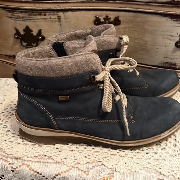 Remote boots 🥾 - Picture 2 of 12